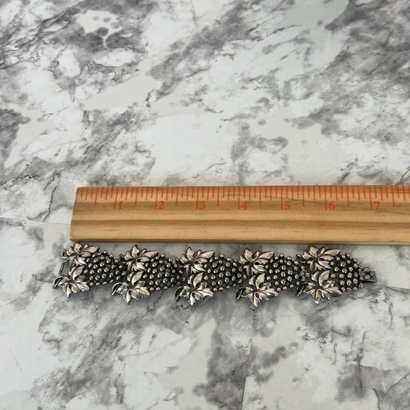 Vintage grape leaf silver toned bracelet 6.75-7” - Picture 5 of 7